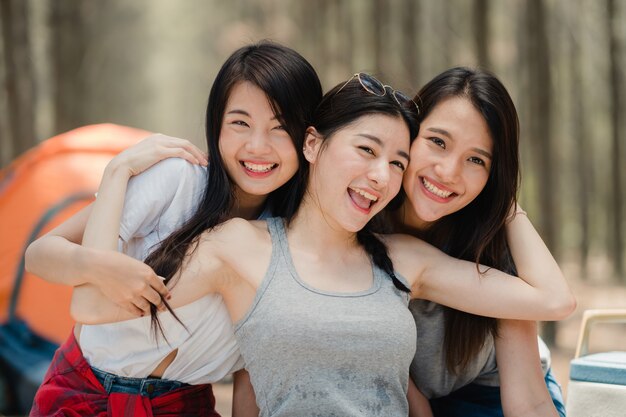 Jugendliches asiatisches weibliches glückliches Lächeln zur Kamera