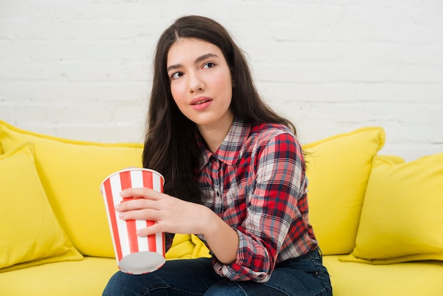 Jugendlichmädchen, das popcorn isst