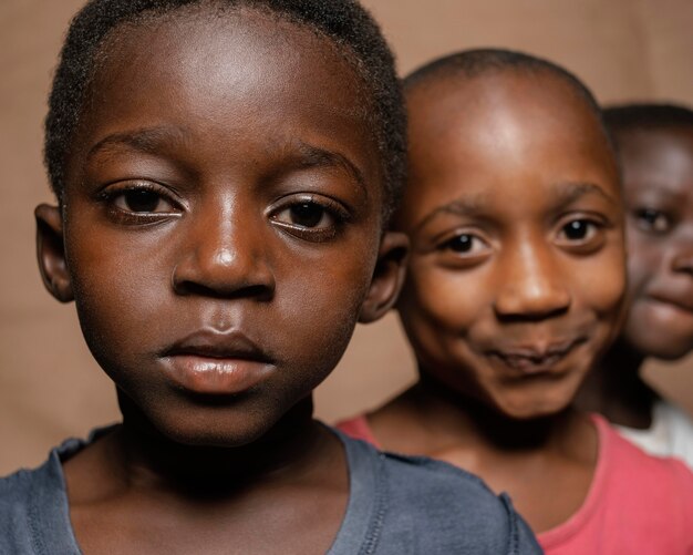 Junge afrikanische Kinder im Freien