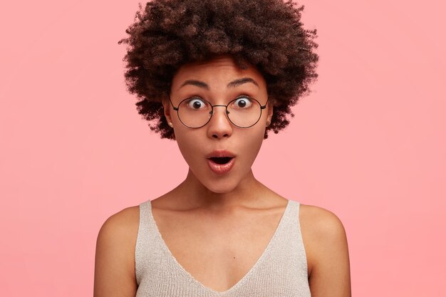 Junge afroamerikanische Frau, die runde Brille trägt