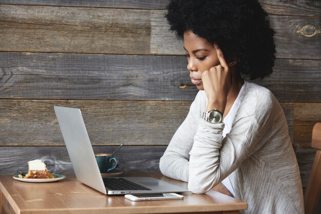 Junge afroamerikanische Frau mit Laptop