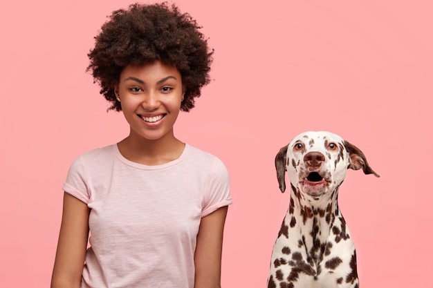 Junge afroamerikanische Frau und ihr Hund