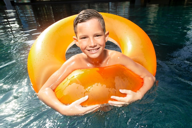Junge am Schwimmbad mit Schwimmer