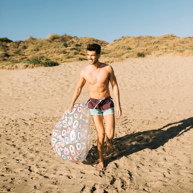 Junge am Strand