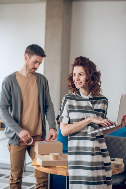 Junge Arbeitnehmer, die im Internet-Shop-Büro arbeiten