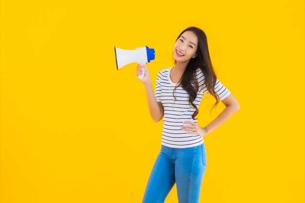 junge asiatische Frau benutzen Megaphon