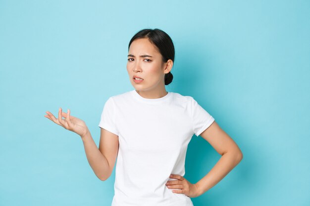 Junge asiatische Frau, die lässiges T-Shirt aufwirft