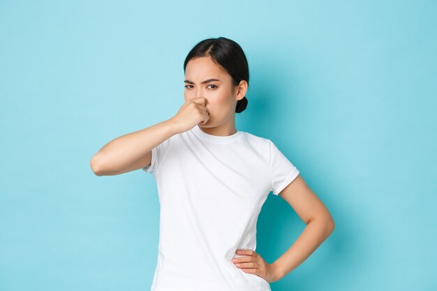 Junge asiatische Frau, die lässiges T-Shirt aufwirft