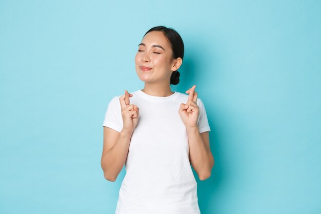 Junge asiatische Frau, die lässiges T-Shirt aufwirft