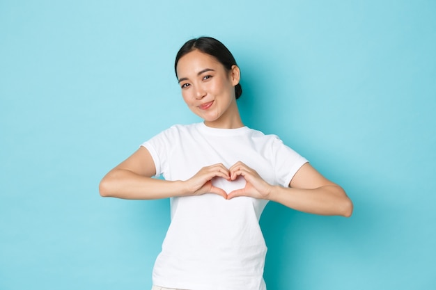 Junge asiatische Frau, die lässiges T-Shirt aufwirft