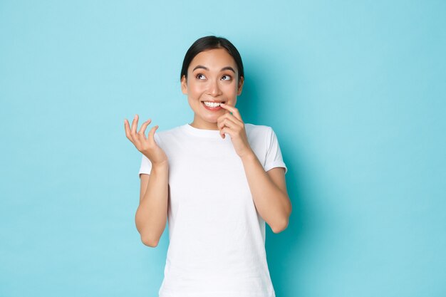 Junge asiatische Frau, die lässiges T-Shirt aufwirft