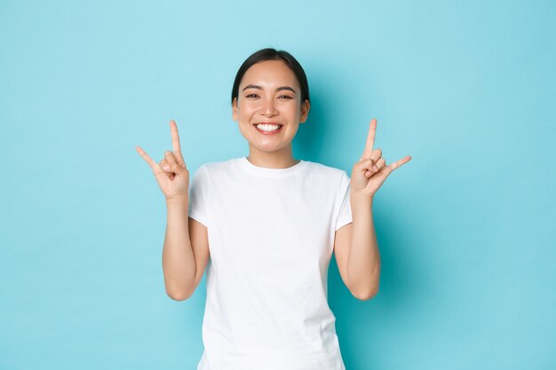 Junge asiatische Frau, die lässiges T-Shirt aufwirft