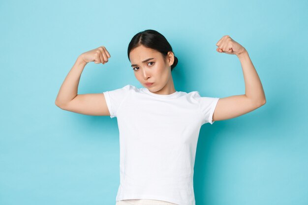 Junge asiatische Frau, die lässiges T-Shirt aufwirft