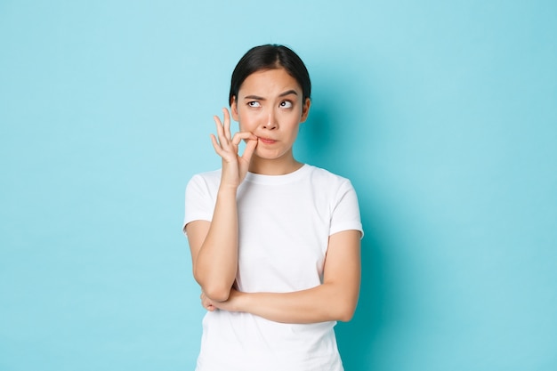 Junge asiatische Frau, die lässiges T-Shirt aufwirft