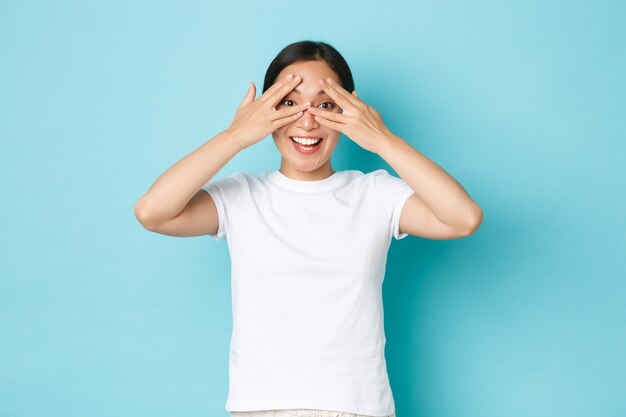 Junge asiatische Frau, die lässiges T-Shirt aufwirft