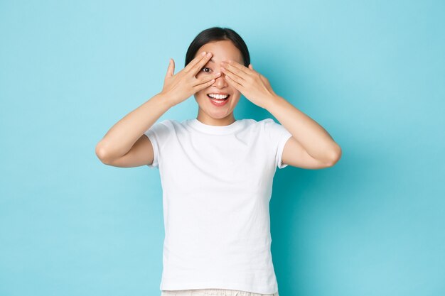 Junge asiatische Frau, die lässiges T-Shirt aufwirft