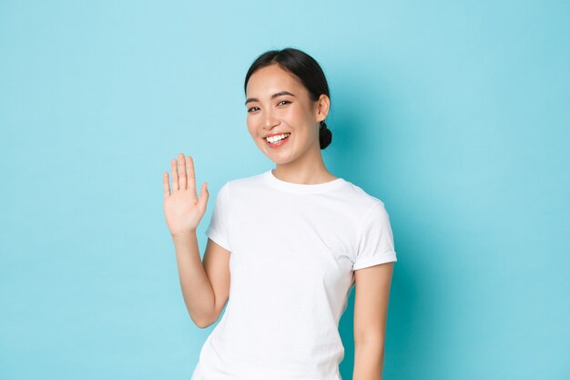 Junge asiatische Frau, die lässiges T-Shirt aufwirft