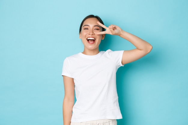 Junge asiatische Frau, die lässiges T-Shirt aufwirft