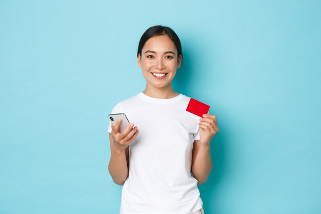 Junge asiatische Frau, die lässiges T-Shirt aufwirft