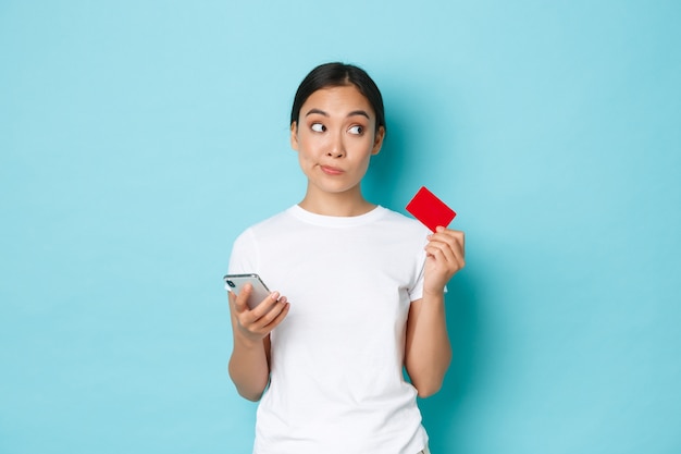 Junge asiatische Frau, die lässiges T-Shirt aufwirft