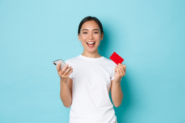 Junge asiatische Frau, die lässiges T-Shirt aufwirft