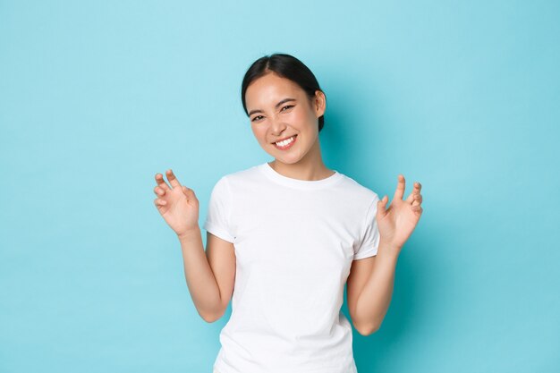 Junge asiatische Frau, die lässiges T-Shirt aufwirft