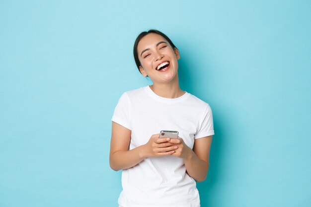 Junge asiatische Frau, die lässiges T-Shirt aufwirft