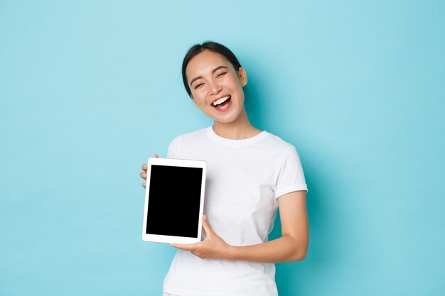 Junge asiatische Frau, die lässiges T-Shirt aufwirft