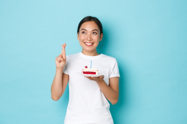 Junge asiatische Frau, die lässiges T-Shirt aufwirft