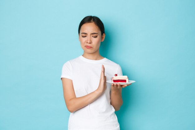 Junge asiatische Frau, die lässiges T-Shirt aufwirft