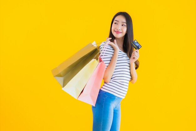 junge asiatische Frau mit bunter Einkaufstasche