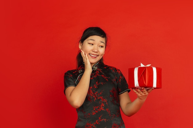 Junge asiatische Frau mit Geschenkbox