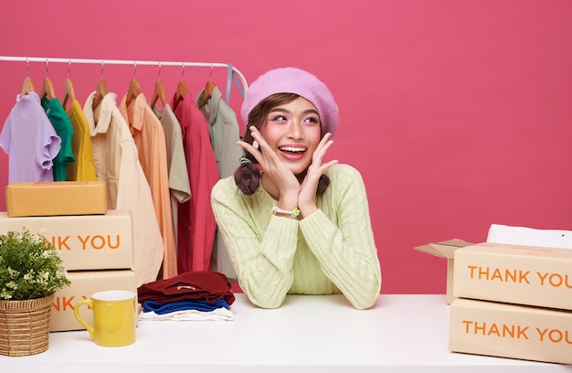 Junge asiatische Frau startet Kleinunternehmen freiberuflich mit Paketbox und Sitzen