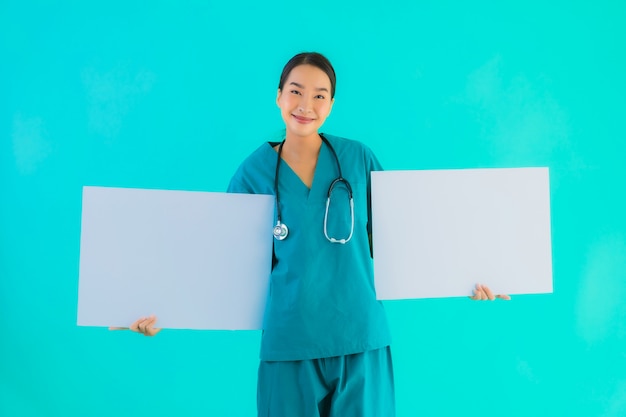 junge asiatische Ärztin mit leerem Karton