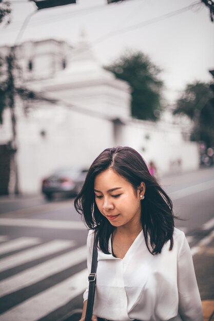 Junge asiatische schöne Geschäftsfrau, die auf der Straße geht, beeilen sich zur Arbeit.