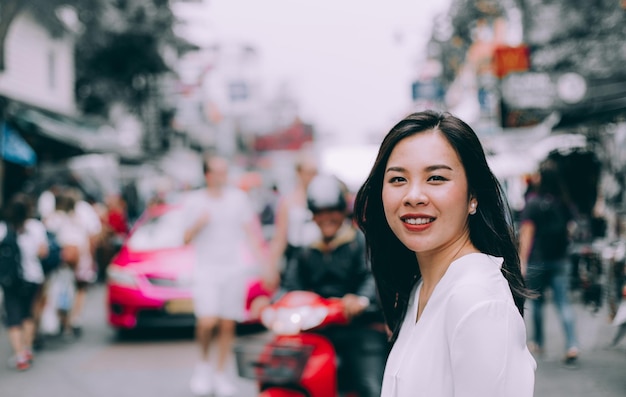 Junge asiatische schöne Geschäftsfrau, die auf der Straße geht, beeilen sich zur Arbeit