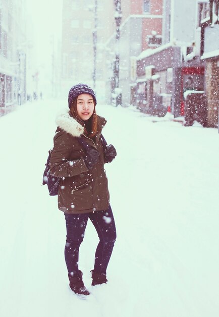 Junge asiatische touristische Frau im Winter, Sapporo - Japan.