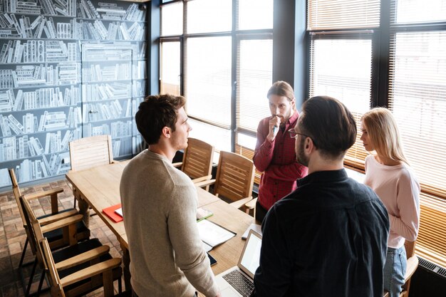 Unternehmer diskutiert Crowdworking-Strategien