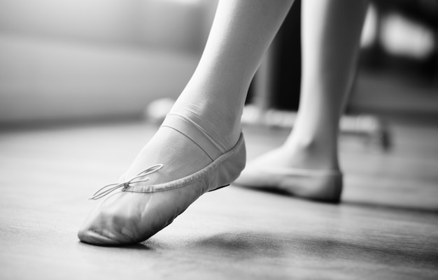 Junge Ballerina-Tanz-Trainings-Performance-Konzept