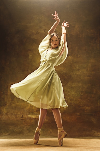 Junge Balletttänzerin. Harmonische hübsche Frau mit Kleid