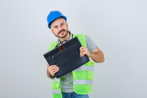 Junge Bauarbeiter mit Schutzhelm