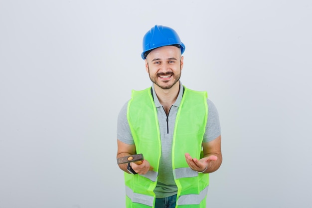 Junge Bauarbeiter mit Schutzhelm