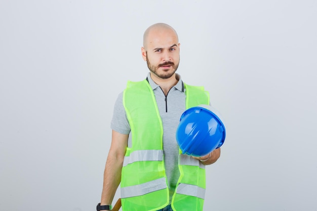 Kostenloses Foto junge bauarbeiter mit schutzhelm