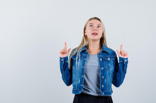 Junge blonde charmante Frau isoliert