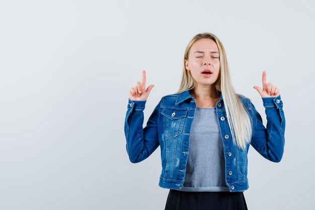 Junge blonde charmante Frau isoliert