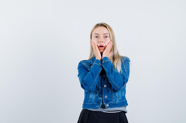 Junge blonde charmante Frau isoliert