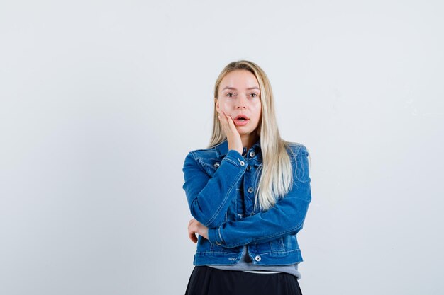 Junge blonde charmante Frau isoliert
