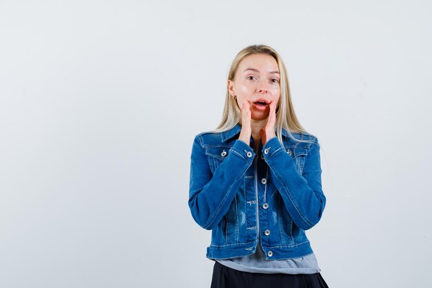 Junge blonde charmante Frau isoliert