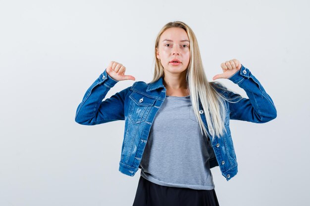 Junge blonde charmante Frau isoliert