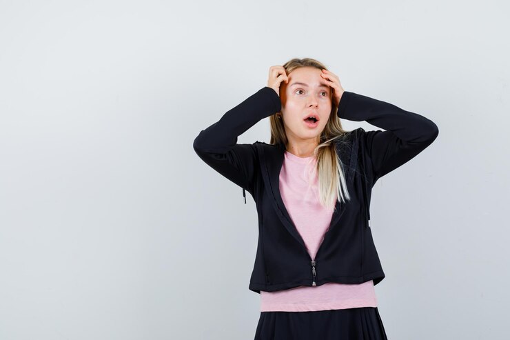 Kostenlose Foto junge blonde charmante frau isoliert